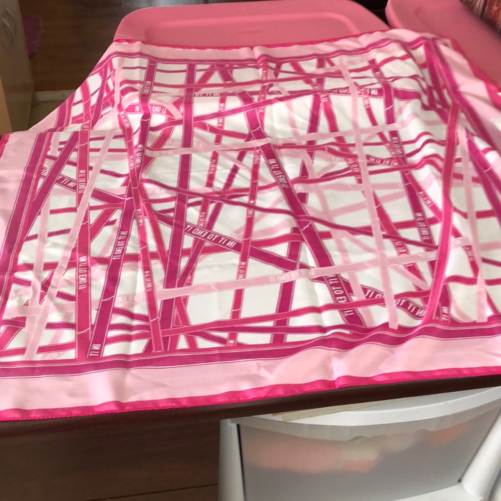 Beautiful Pink Patterned Scarf - Picture 3 of 3